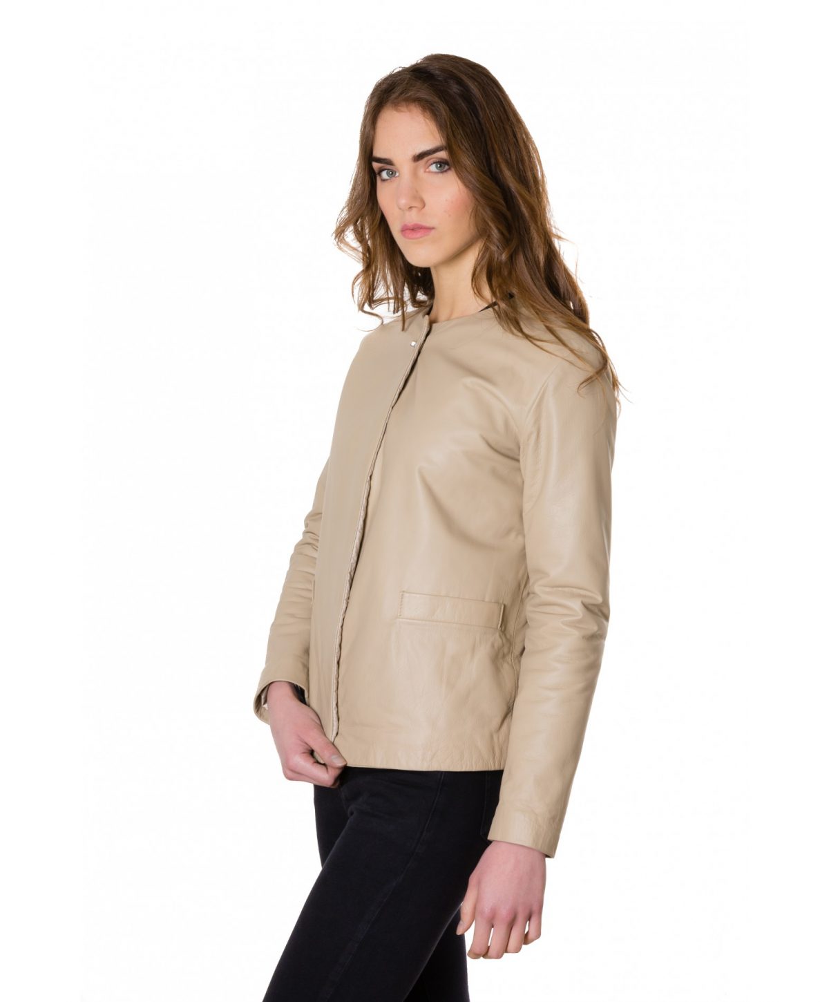 giacca-in-pelle-donna-con-chiusura-a-borsa-e-girocollo-color-crema-f102 (2)